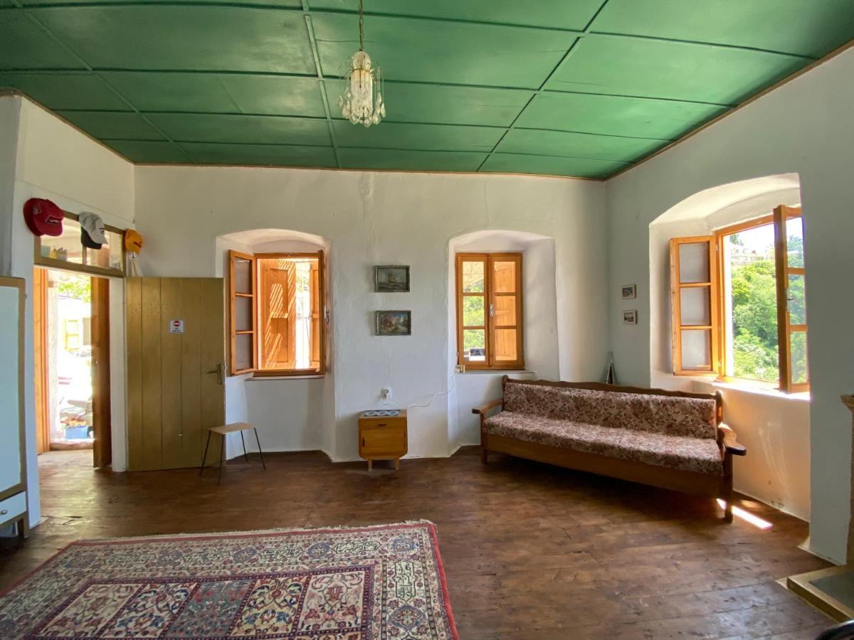 Shotgun Hostel & Guesthouse Vuno Exterior photo